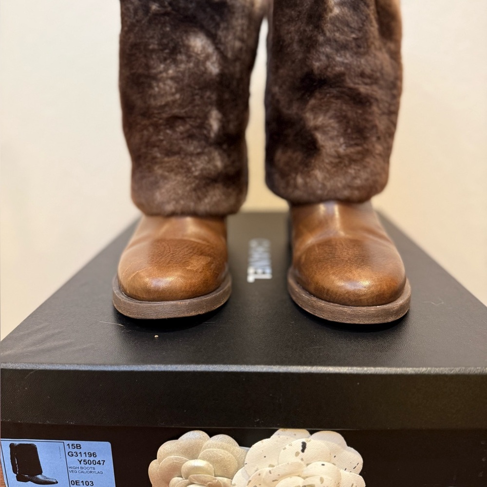 Chanel Elegant Brown High Boots with fur